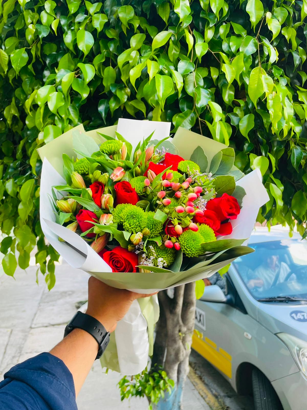 Rosas rojas y crisantemos