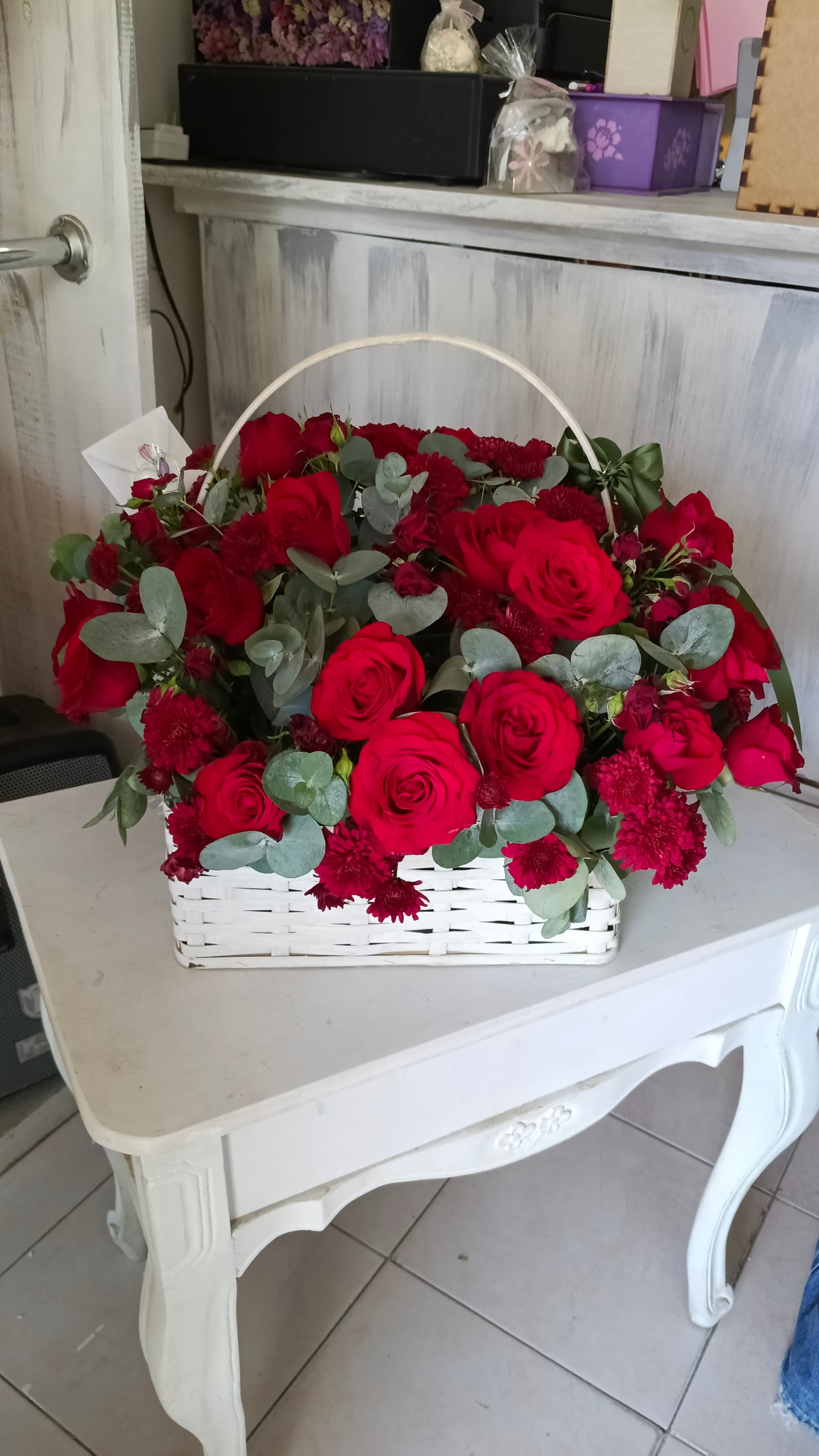 Canasta con rosas rojas