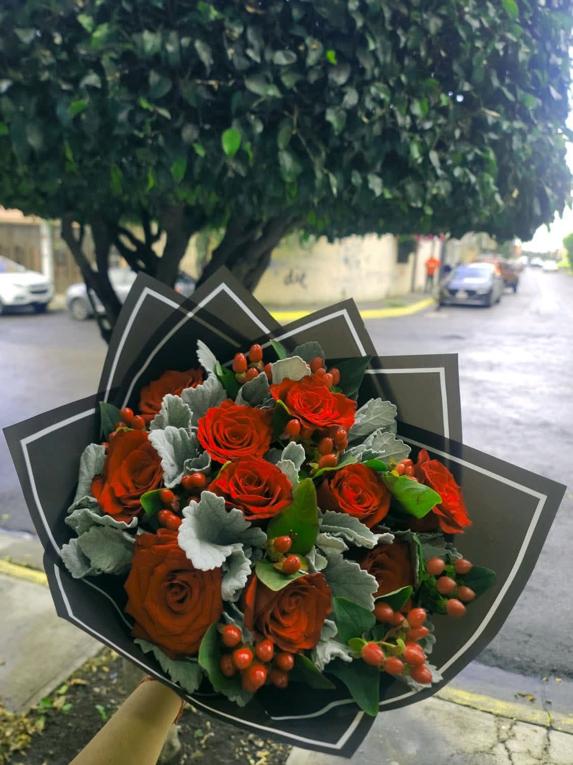 Rosas rojas con hipericum